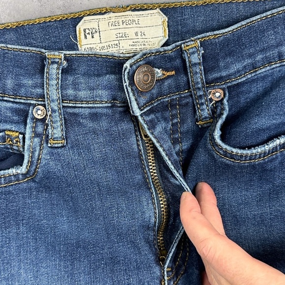 Free People High‎ Rise Busted Knee Skinny Jeans Dark Blue Size 24 Ripped Denim - Picture 6 of 16